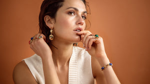 Eine tolle Auswahl unseres individuellen Vintage Schmuckes, hier in hochwertigem Gold. Goldohrringe mit verschiedenen Edelsteinen, Goldringe mit Koralle, Lapis, Malachit und ein goldenes Panzerarmband mit wunderschönen Lapislazuli Cabochons.