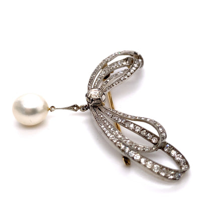 Take a bow - Feine Schleifenbrosche mit Diamanten und Perle