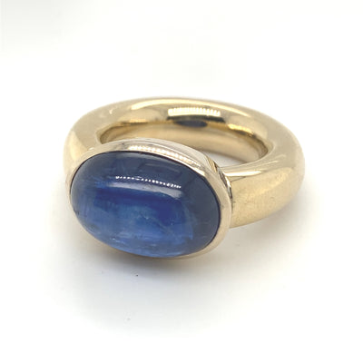 Beautiful Blue - Massiver Goldring mit großem Saphir