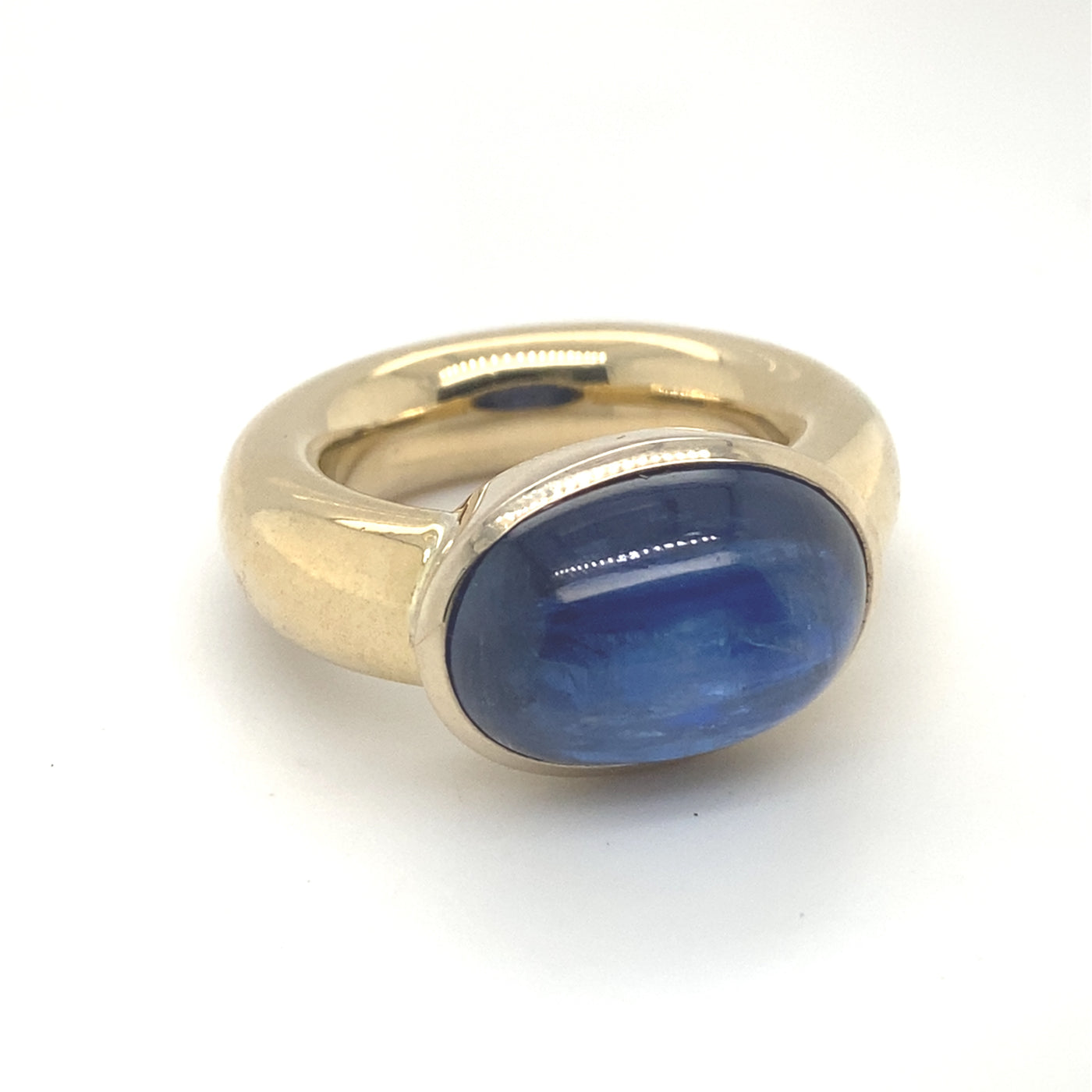 Beautiful Blue - Massiver Goldring mit großem Saphir