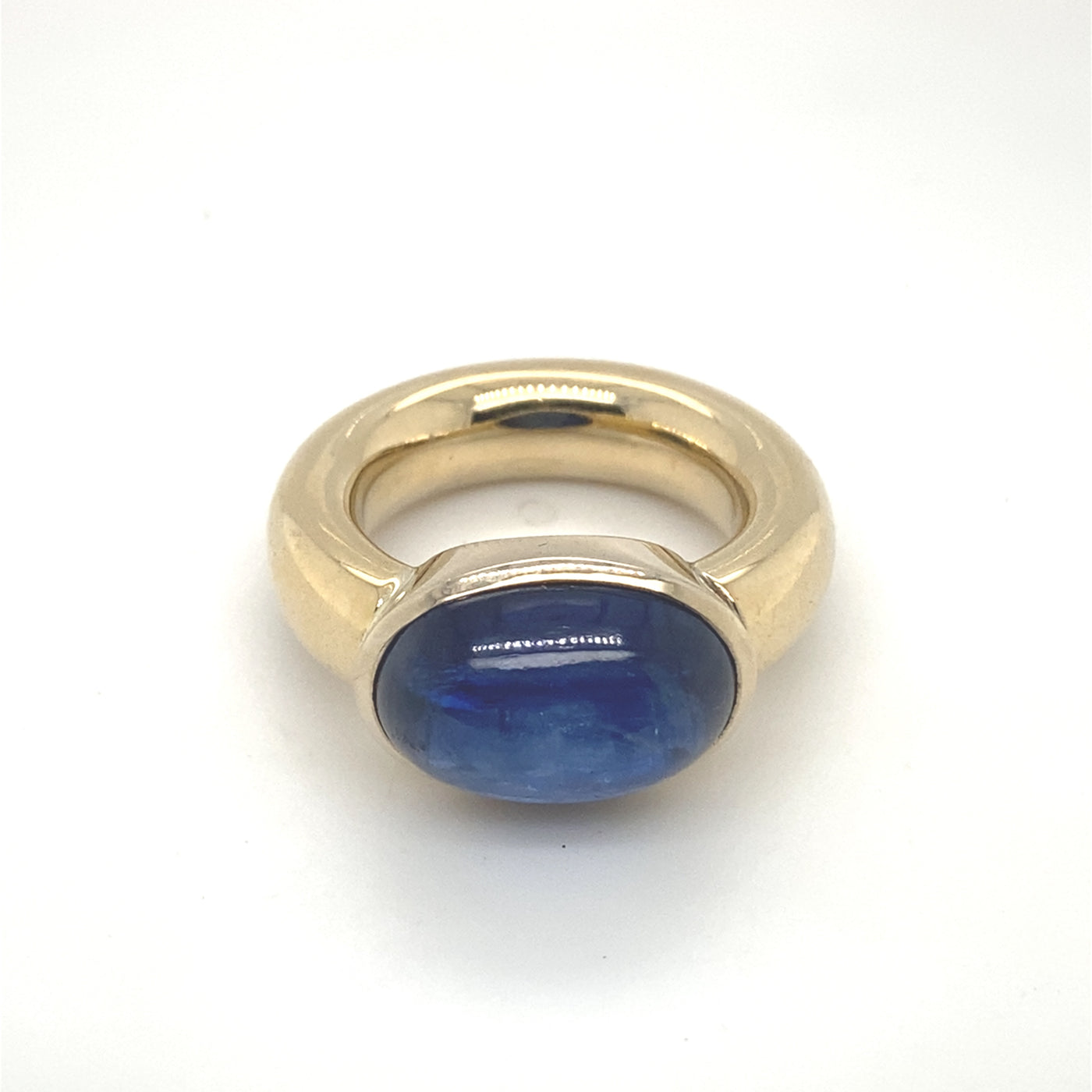 Beautiful Blue - Massiver Goldring mit großem Saphir