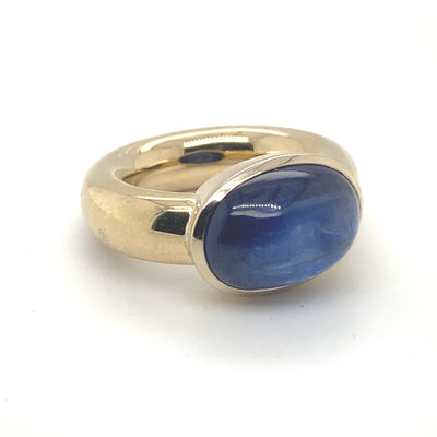 Beautiful Blue - Massiver Goldring mit großem Saphir