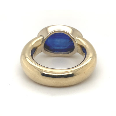 Beautiful Blue - Massiver Goldring mit großem Saphir