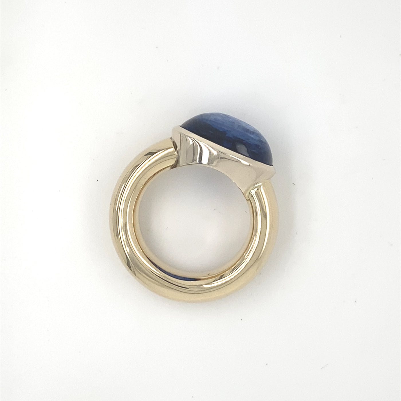 Beautiful Blue - Massiver Goldring mit großem Saphir