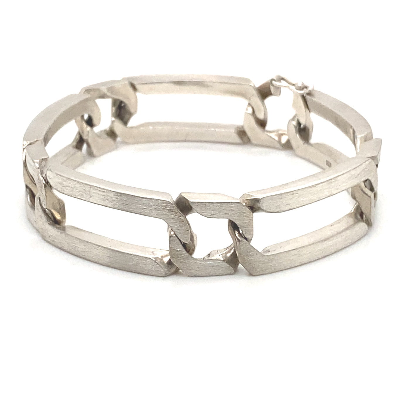 Cooles Silberarmband im Panzermuster