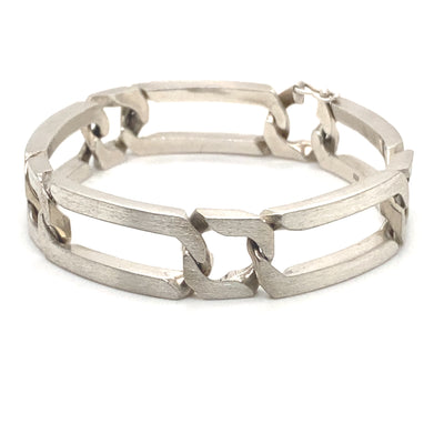 Cooles Silberarmband im Panzermuster