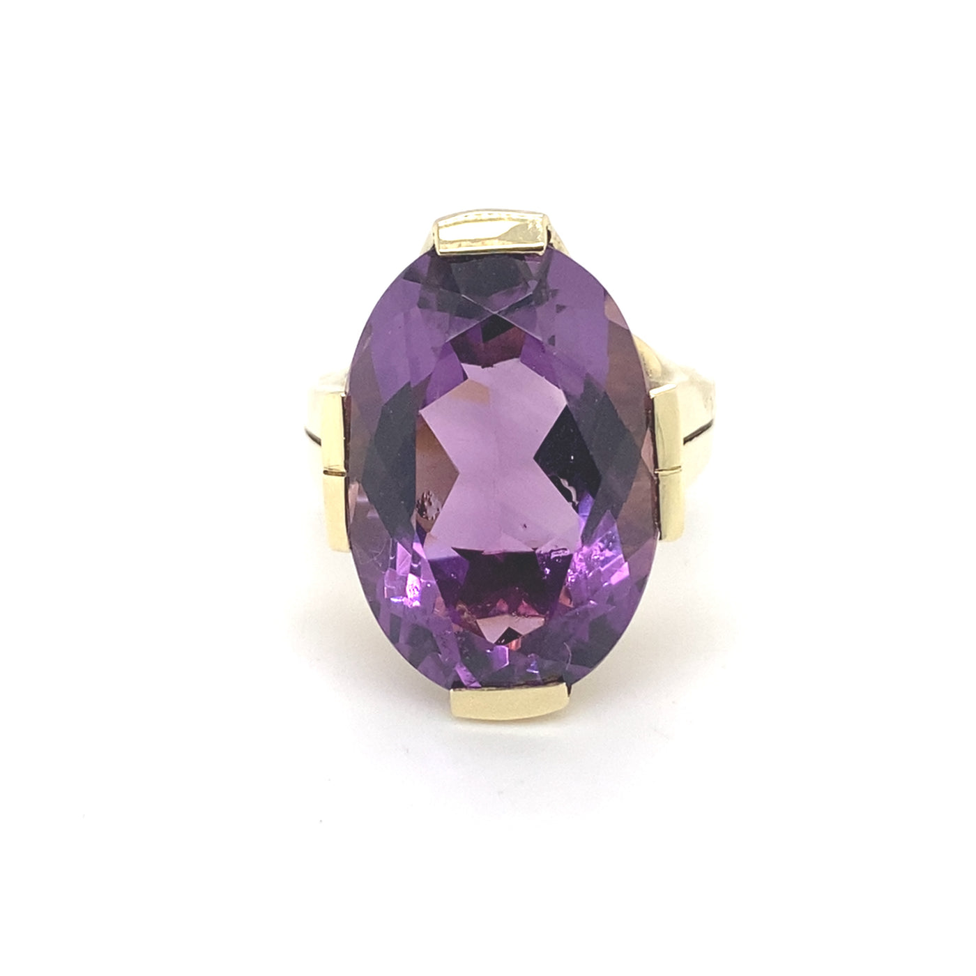 Zeitloser, goldener Ring mit großem Amethyst