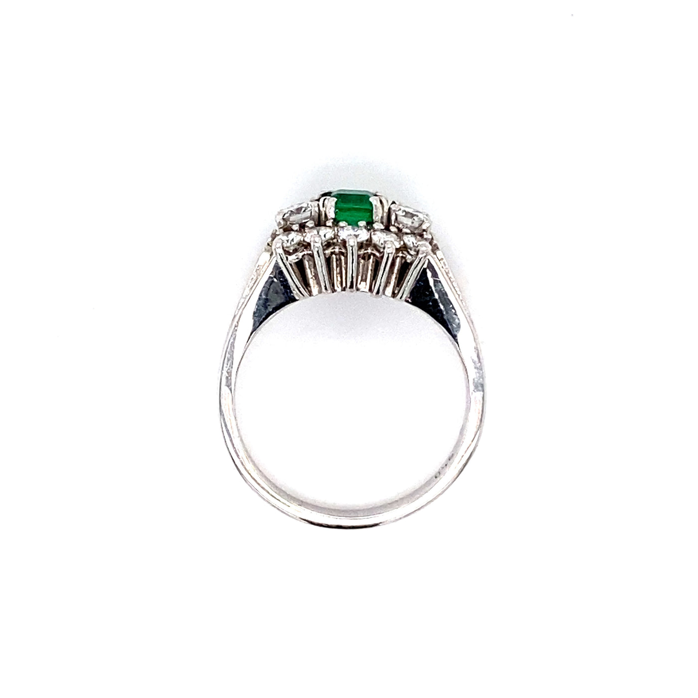 Slightly Green - Klassischer Smaragdring mit Diamanten