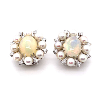 Weißgoldene Opalohrstecker mit Perlen und Diamanten