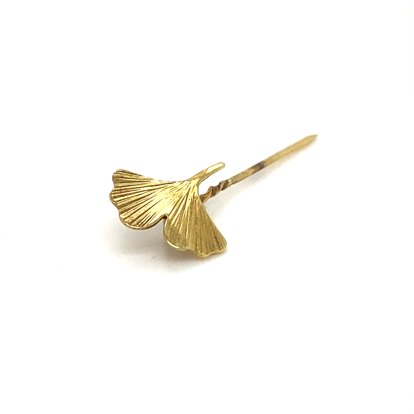 Kleines, goldenes Ginkoblatt als Nadel