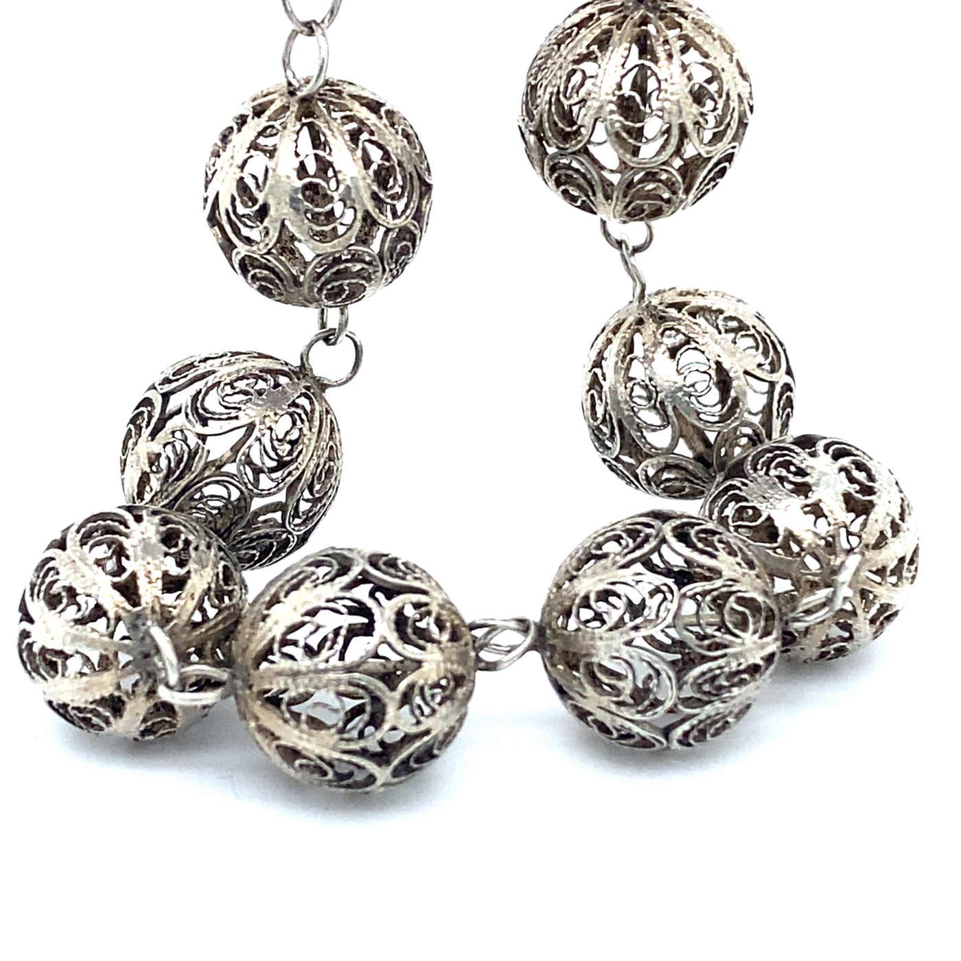 Filigrane Silberkette mit ornamentalem Muster