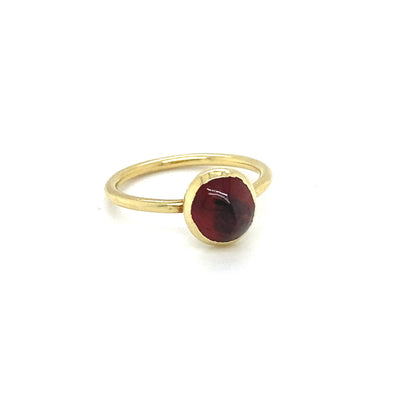 Sweet Sugarloaf - Feiner und moderner Goldring mit Granat
