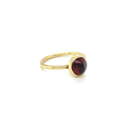Sweet Sugarloaf - Feiner und moderner Goldring mit Granat