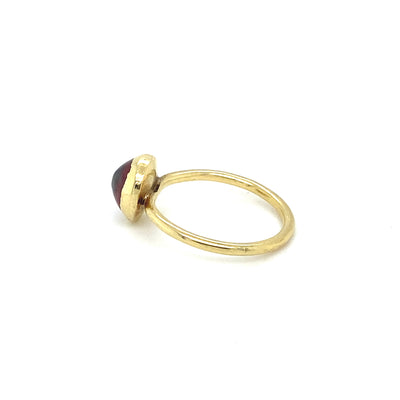 Sweet Sugarloaf - Feiner und moderner Goldring mit Granat