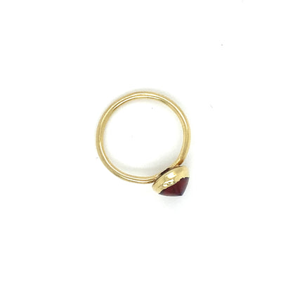 Sweet Sugarloaf - Feiner und moderner Goldring mit Granat