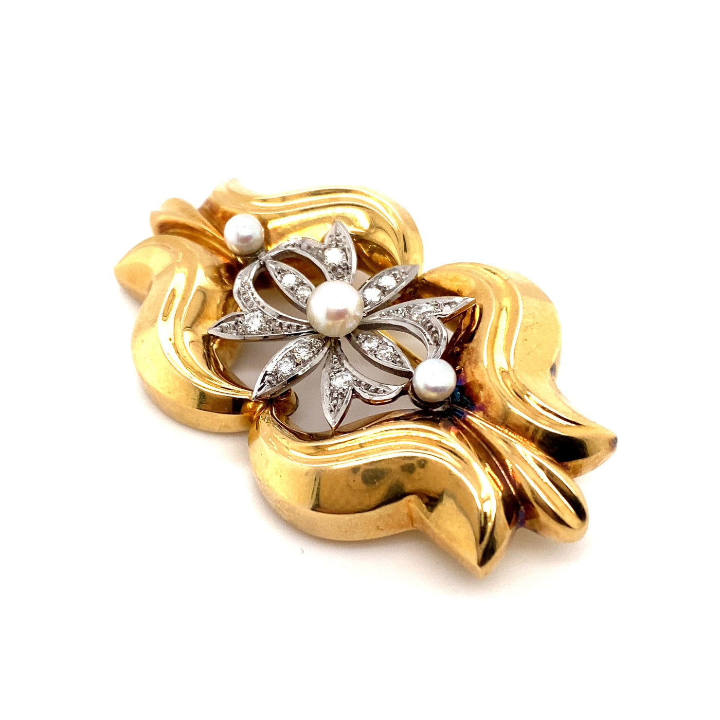 Goldbrosche Tricolor mit Diamanten und Perlen