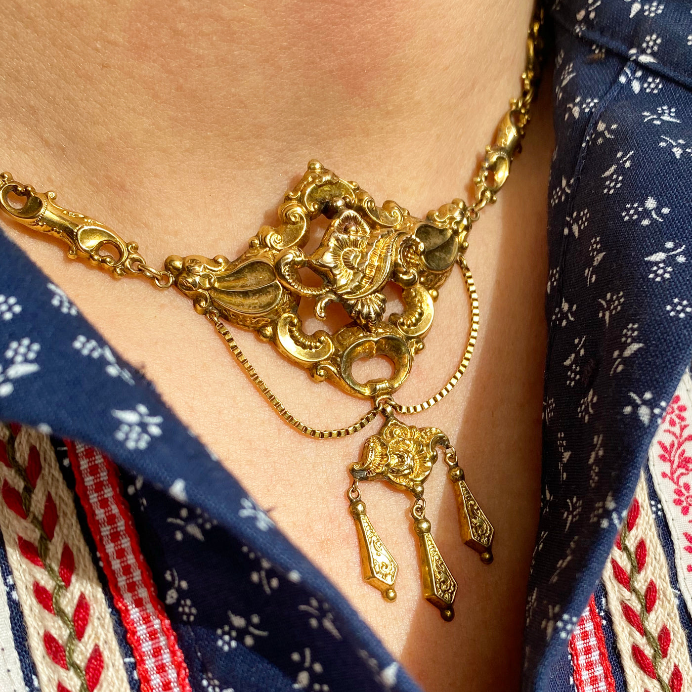 Fancy Smugness - Dekoratives Biedermeiercollier Gold