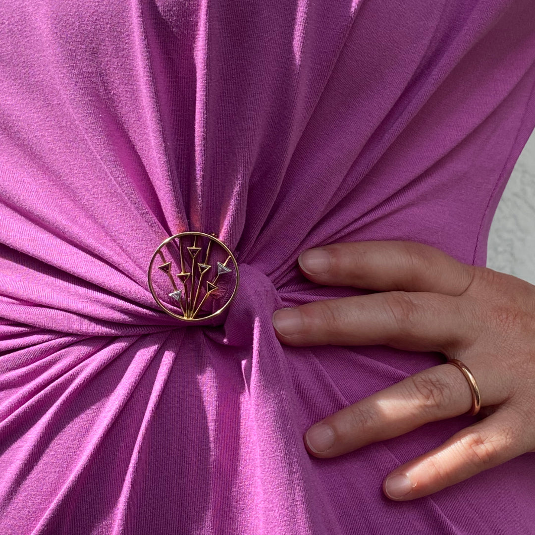 It Caught My Eye - Große Goldbrosche Design