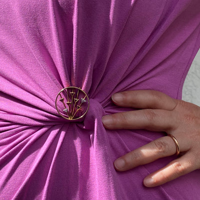 It Caught My Eye - Große Goldbrosche Design