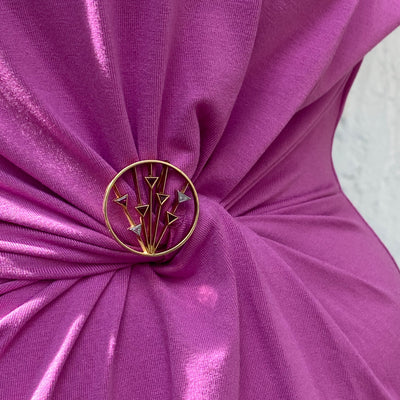 It Caught My Eye - Große Goldbrosche Design