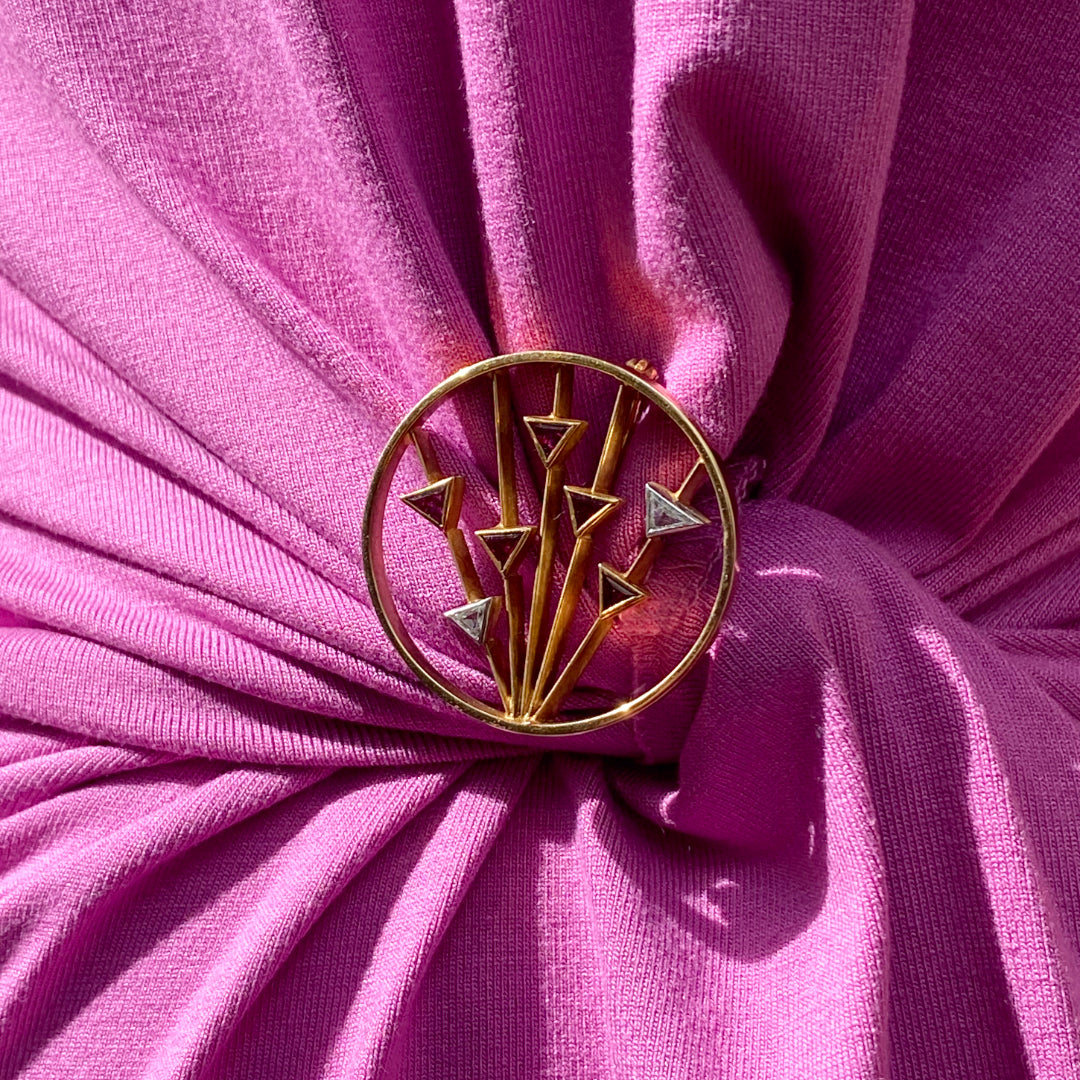 It Caught My Eye - Große Goldbrosche Design