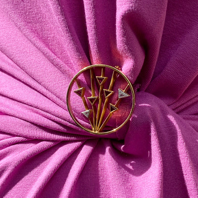 It Caught My Eye - Große Goldbrosche Design