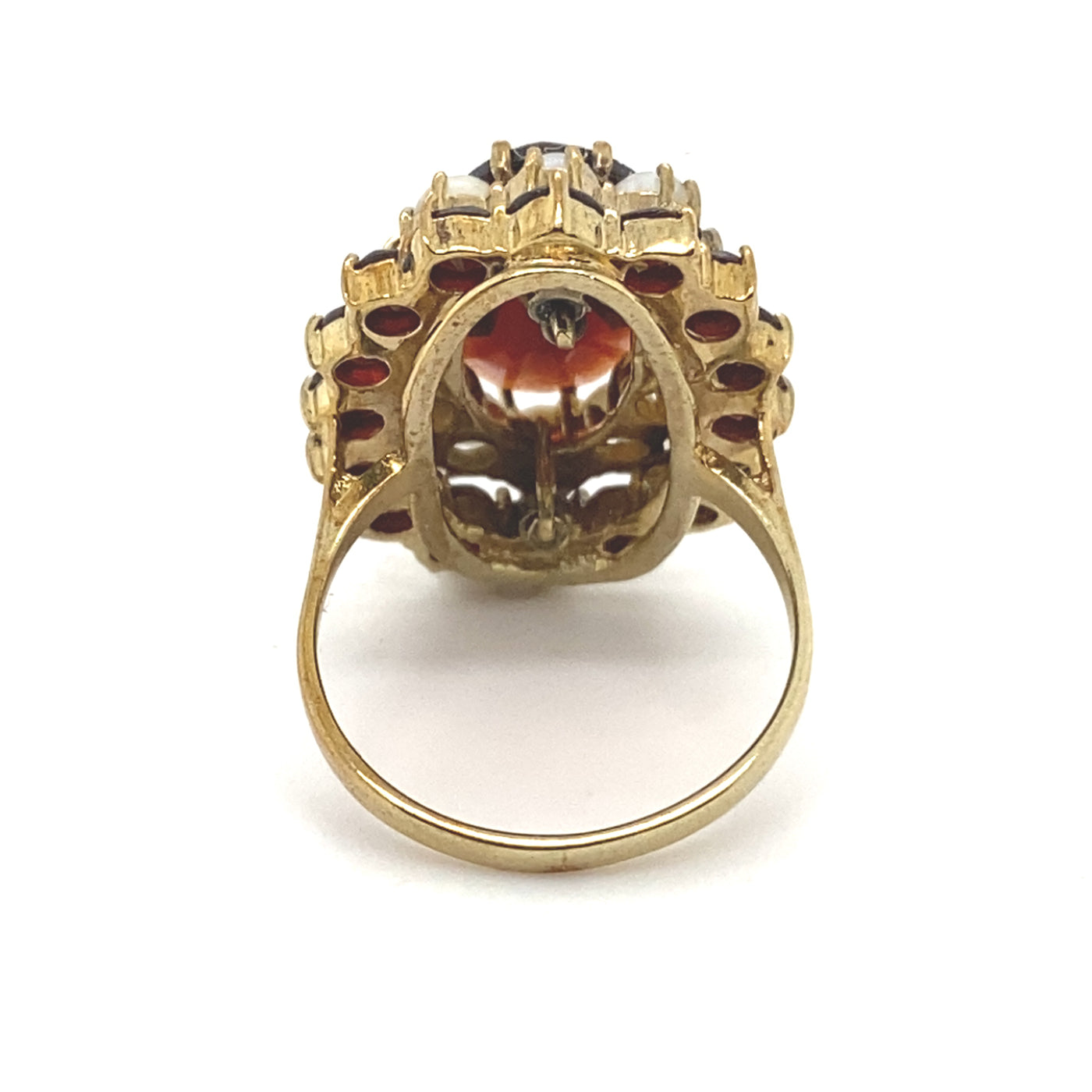 Do You Like Red - Goldener Granatring mit Perlenentourage