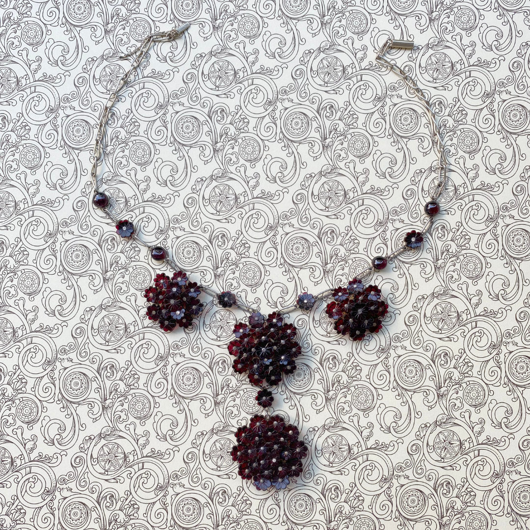 Flower Bomb - Opulentes Granatcollier