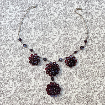 Flower Bomb - Opulentes Granatcollier
