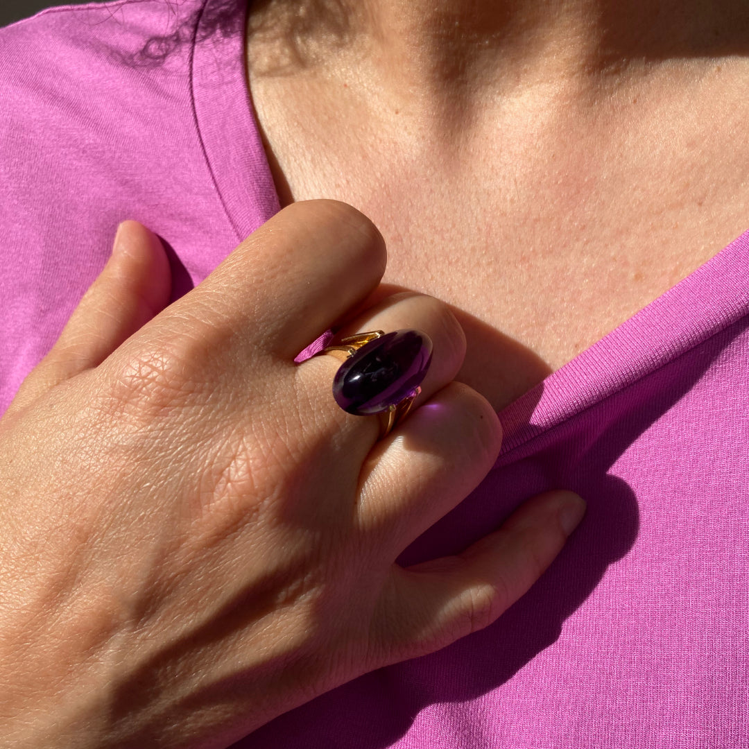 In the Tongs - Moderner Goldring mit schönem Amethyst