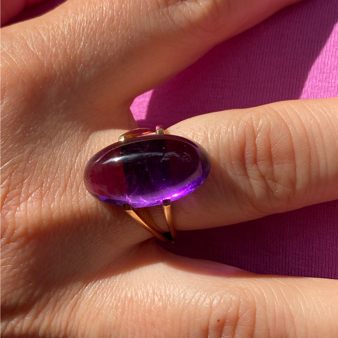 In the Tongs - Moderner Goldring mit schönem Amethyst