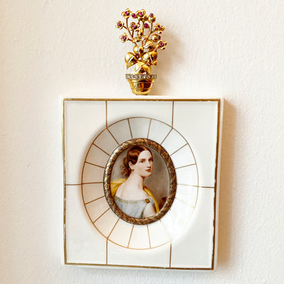 Blooming Beauty - Goldener Blumentopf mit Farbsteinen