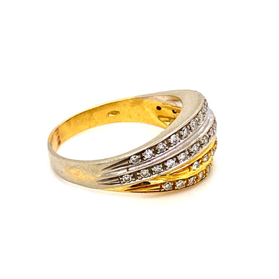 Moderner Bicolorring ausgefasst mit feinen Diamanten