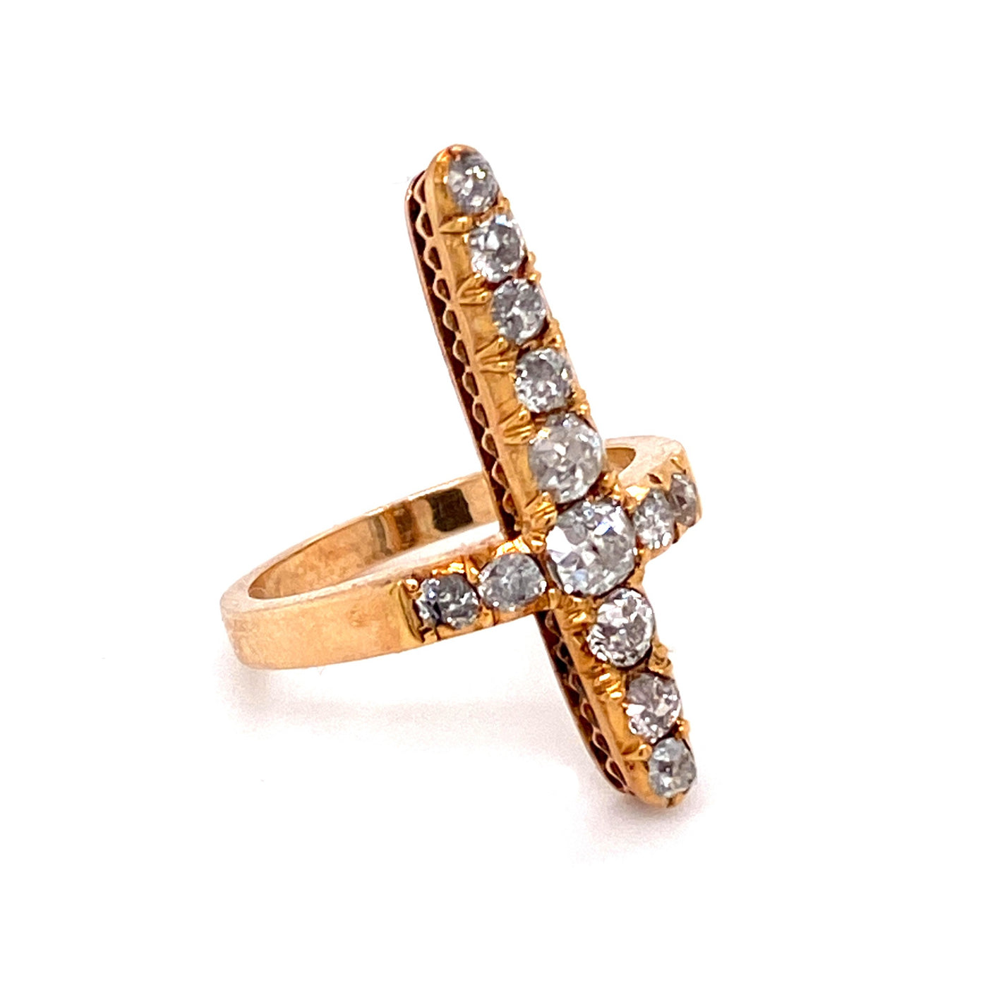 Criss Cross Diamonds - Antiker Goldring mit Diamanten