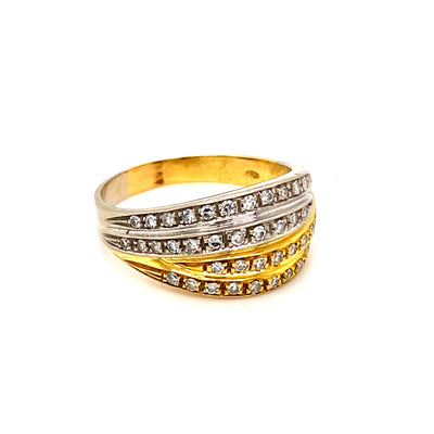 Moderner Bicolorring ausgefasst mit feinen Diamanten